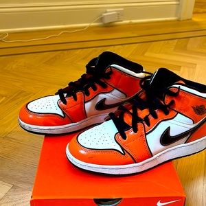 Air Jordan 1 Mid SE turf orange